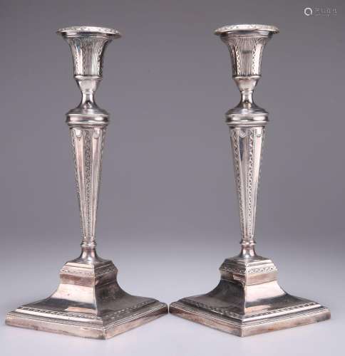 A PAIR OF EDWARDIAN SILVER TABLE CANDLESTICKS