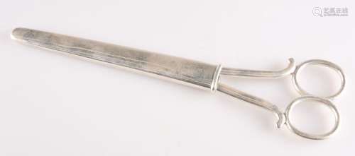 A PAIR OF GEORGE V LARGE SCISSORS IN A SILVER SHEATH