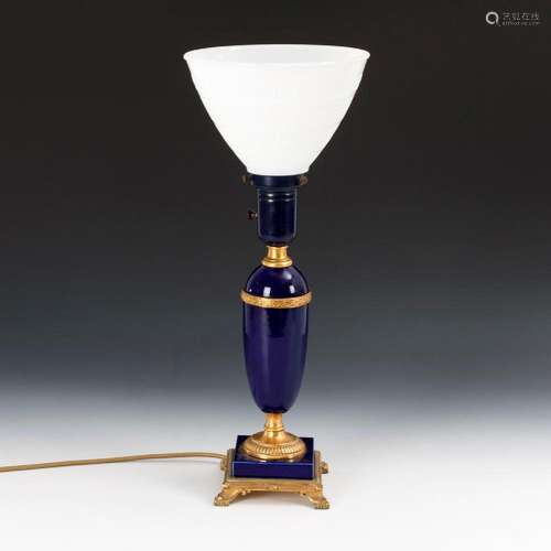 TISCHLAMPE MIT BLAUEM KERAMIKSCHAFT. ARTISTIC LAMP NEW YORK.