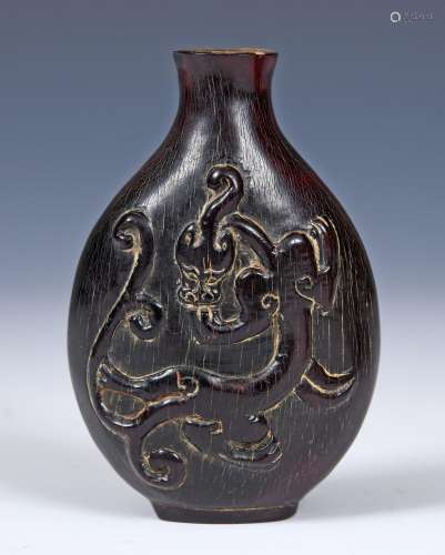 A Chinese carved horn snuff bottle, lacking stopper, 8 cm hi...