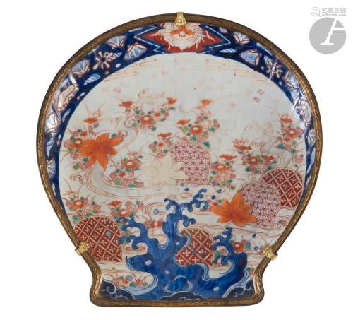 JaponCoupe en forme de coquille en porcelaine à décor bleu