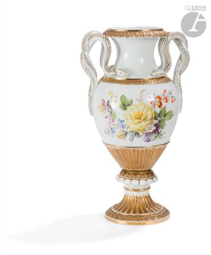 Meissen Vase de forme balustre en porcelaine muni d’anses en...