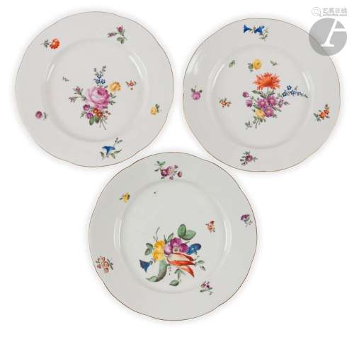 FrankenthalTrois assiettes en porcelaine à décor polychrome ...