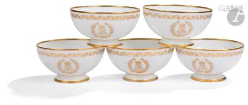 SèvresCinq bols en porcelaine à décor en or du monogramme du...
