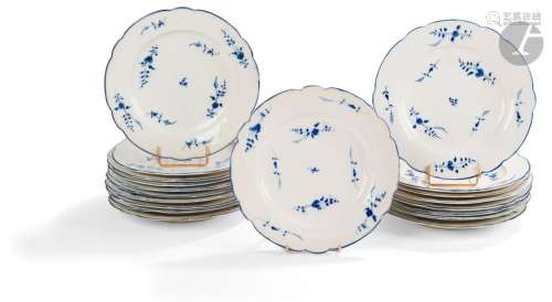 ChantillyDix-neuf assiettes à bord contourné en porcelaine t...