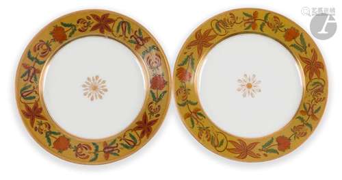 ParisDeux assiettes en porcelaine à décor d’une rosace en or...