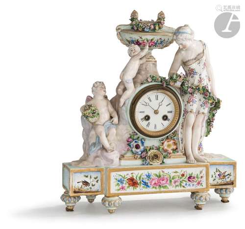 ParisUne pendule et un flambeau en porcelaine dans le style ...