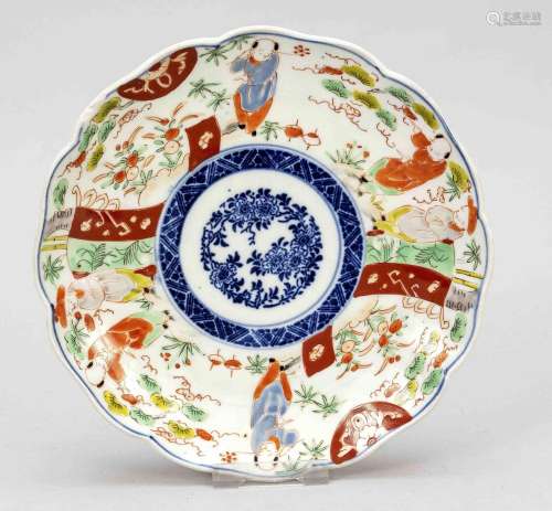 Flower-shaped Imari plate with