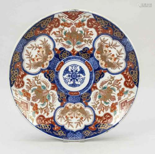 Imari plate with hybrid décor,