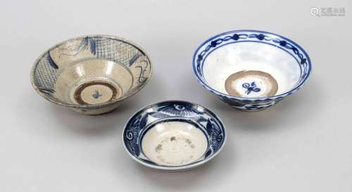 3 deep bowls blue and white, C