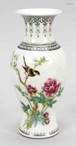 A famille rose shoulder vase,