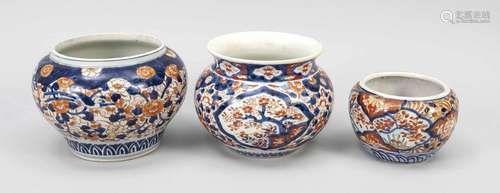 3 Imari flowerpots, Japan, 19t