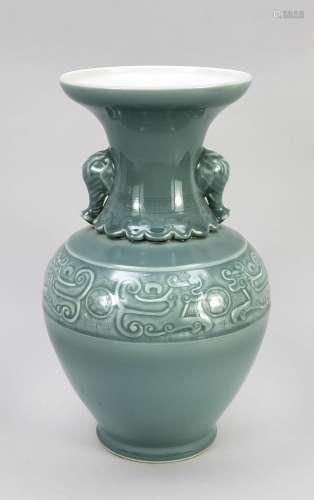 Large Chinese vase, China, 20t
