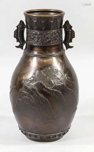 Large bronze vase type Hu, Chi