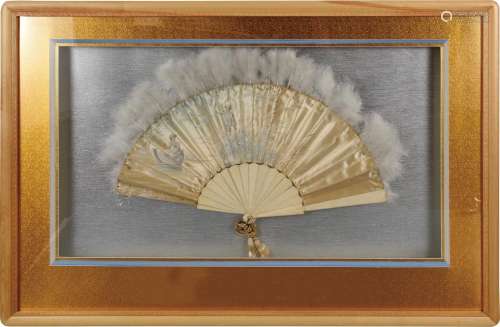 1870年 单面缎面贴鹅毛水彩绘庄园情侣图扇