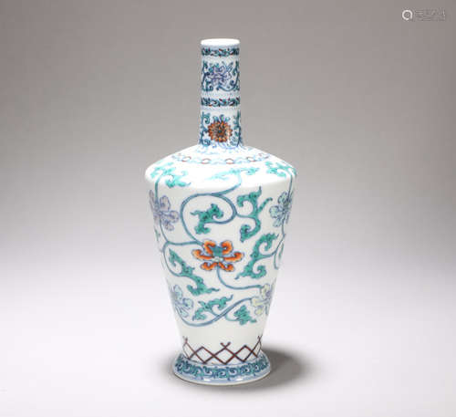 Yongzheng doucai flower bottle in Qing Dynasty