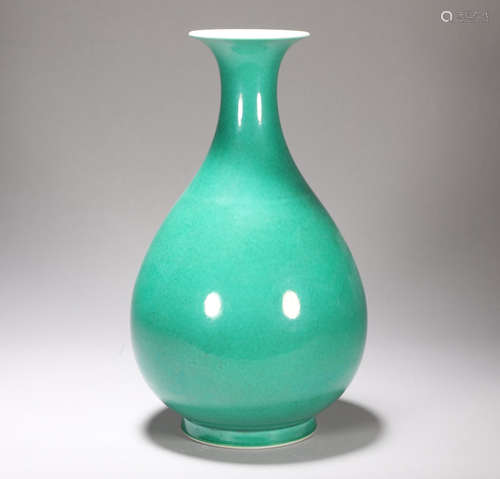 Qing Dynasty Qianlong peacock green glazed jade pot spring b...