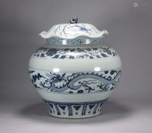Blue and white dragon pattern covered pot of Yuan Dynasty