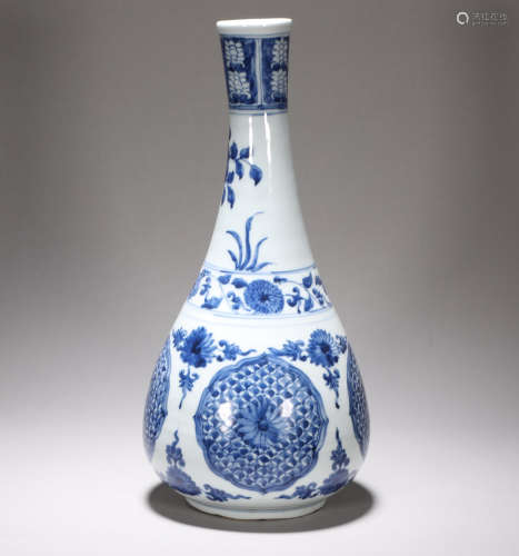 Ming Dynasty Apocalypse blue and white flower bottle