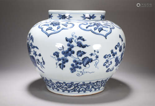 A large pot of blue and white flowers in Xuande in the Ming ...