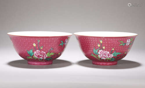 A pair of Daoguang pastel flower bowls in the Qing Dynasty