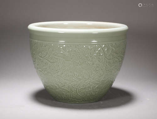 Kangxi bean green glaze carved flower jar in Qing Dynasty