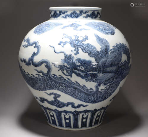The blue and white dragon cans of Xuande in the Ming Dynasty