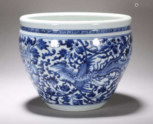 The blue and white flower-and-bird vat of Kangxi in the Qing...