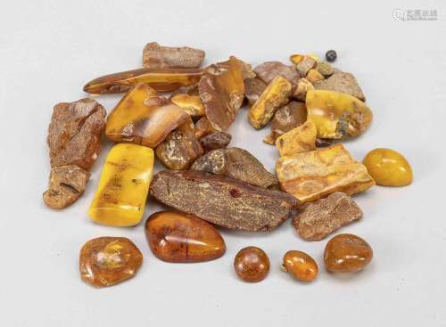 Mixed lot of amber, natural amber o