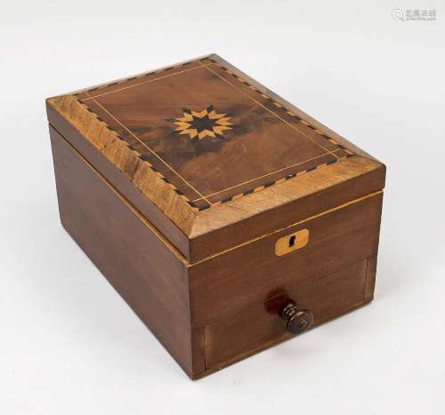 Lidded box, 19th century, wood vene