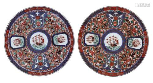 A PAIR OF IMARI LARGE PLATES Meiji (1868-1912), Taisho (1912...