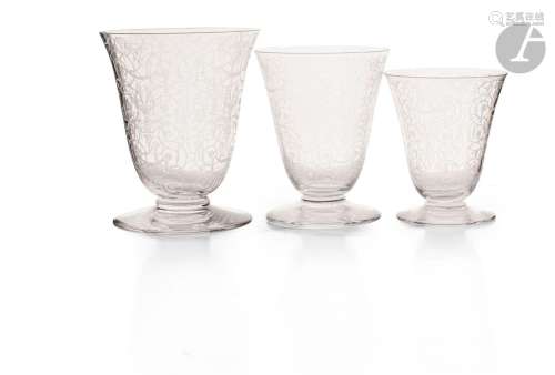 Six grands verres, dix-neuf