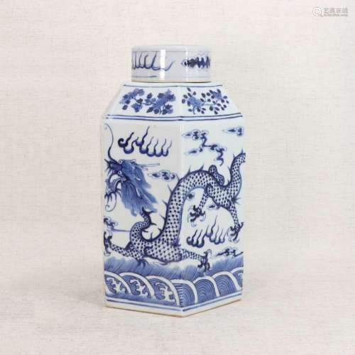 A large Chinese blue and white tea caddy,
