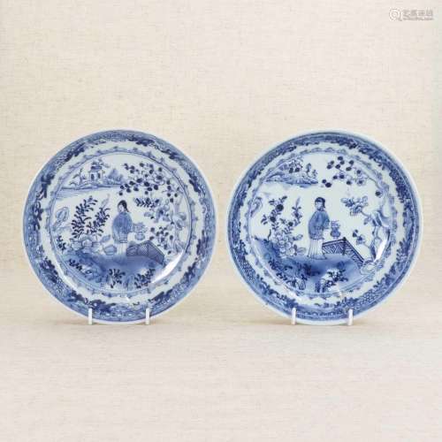 A pair of Chinese blue and white plates,