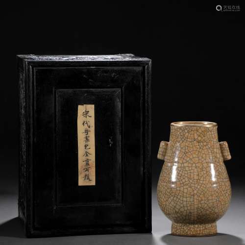 A Chinese Ge-ware Crackle Arrow Vase