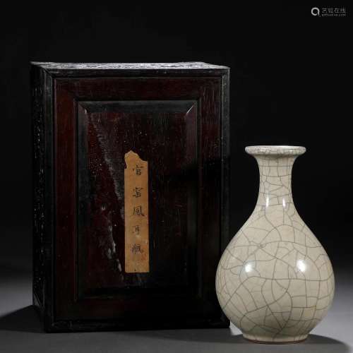 A Chinese Guan-ware Crackle Vase Yuhuchunping
