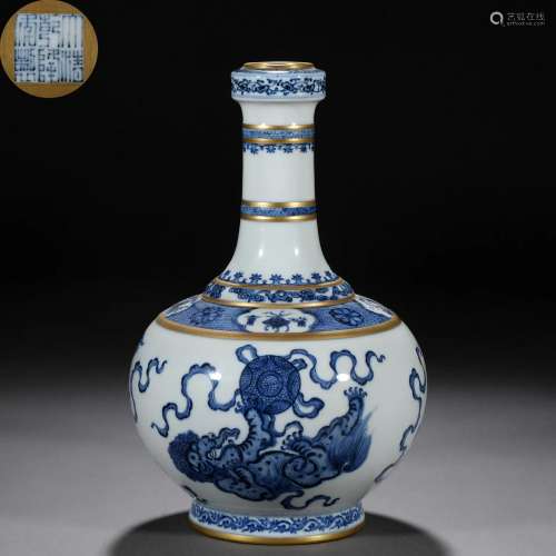 A Chinese Underglaze Blue and Gilt Fo Dogs Decorative Vase