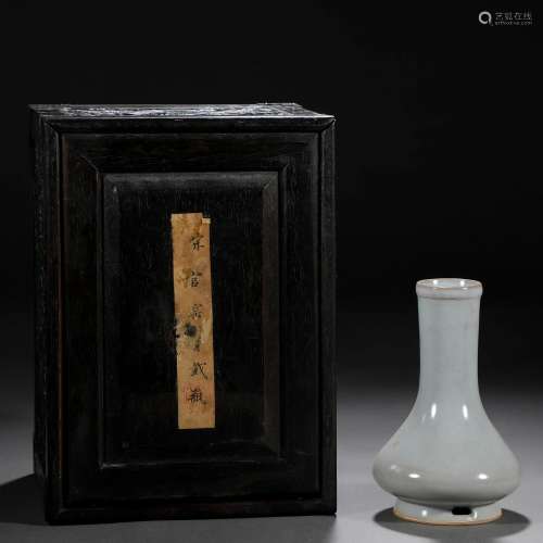 A Chinese Guan-ware Crackle Vase