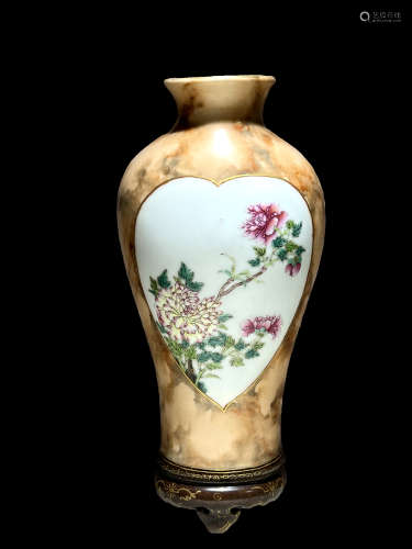 清代 石纹粉彩花卉壁瓶