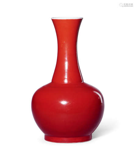 十九世纪 珊瑚红釉小赏瓶