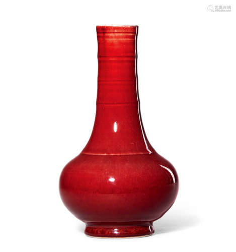 十八世纪 红釉弦纹长颈瓶