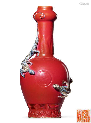 清晚期 胭脂红釉堆塑螭龙纹瓶