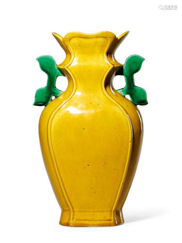 十八世纪 黄釉双戟耳瓶
