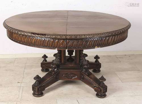 Historism extending table around 190