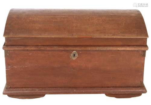 Round-lidded chest circa 1800, oak,