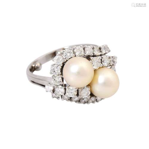 Ring mit 2 schönen Perlen umschlungen von 26 Brillanten
