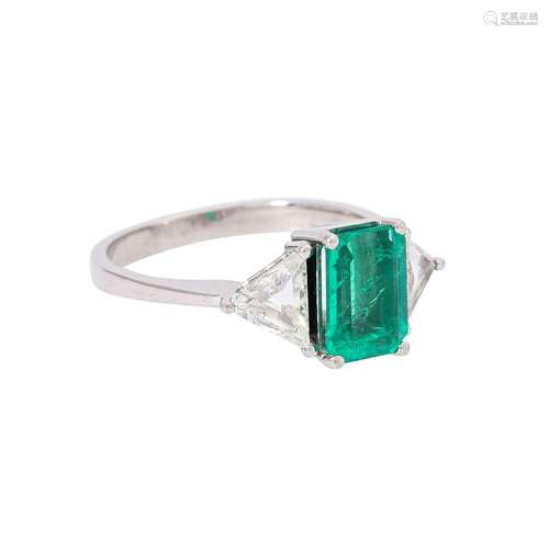 Ring mit Smaragd ca. 1,3 ct und 2 Diamanttriangeln zus. ca. ...