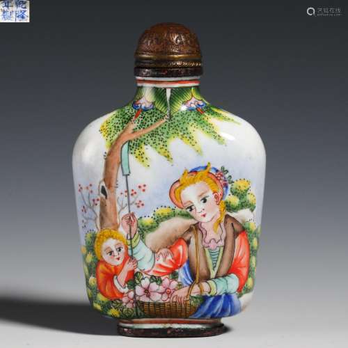 Enamelled snuff bottles with figures from the Qing Dynasty