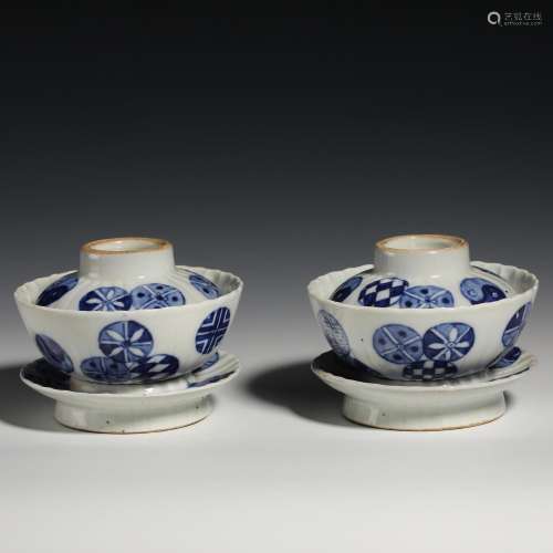 A pair of blue and white tureen from Qing Dynasty