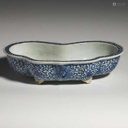 Qing Dynasty blue and white lotus leaf washing